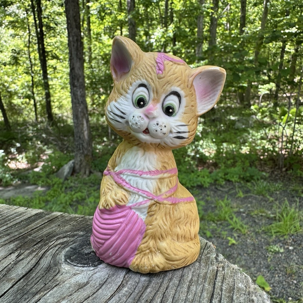 Critter Bells Cat Kitten W/ball of yarn Collector‎ Bell  JASCO Porcelain Bisque
